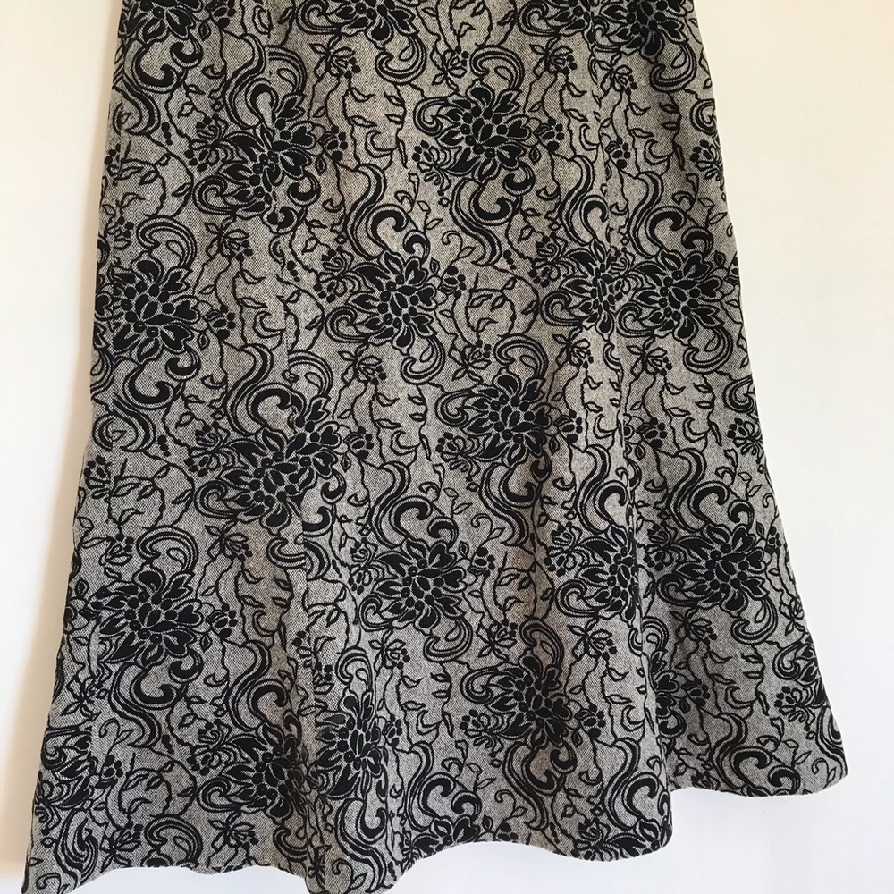 Liz Claiborne size 8 black velvet flocked skirt